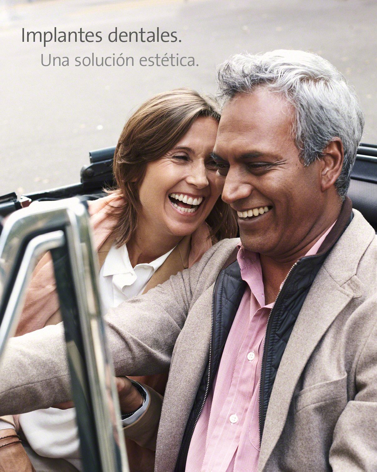 Pareja adulta sonriendo al aire libre
