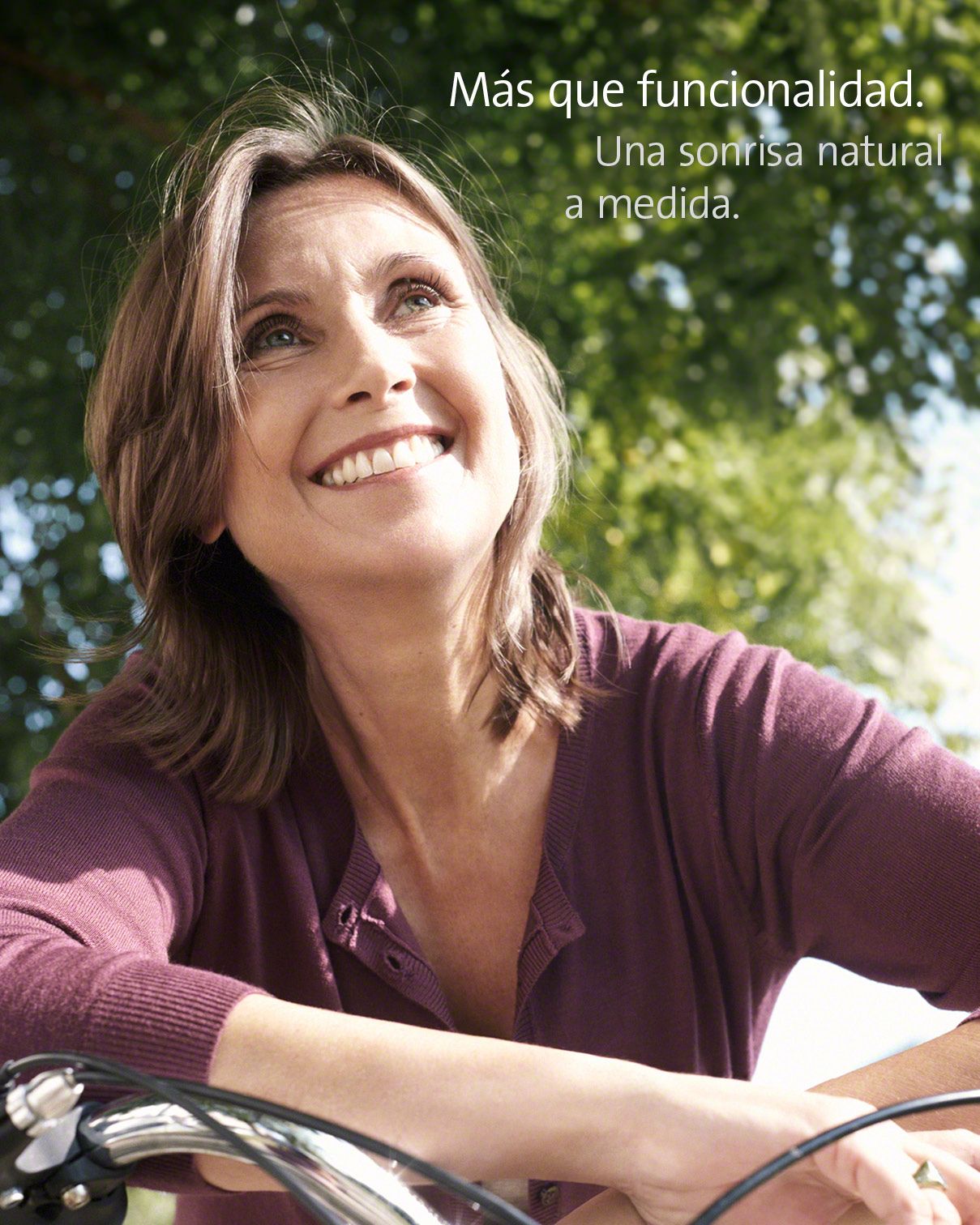 Mujer sonriendo tras un tratamiento de implantes dentales