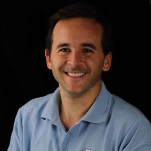 El Dr. Sergio Martínez atendiendo en consulta