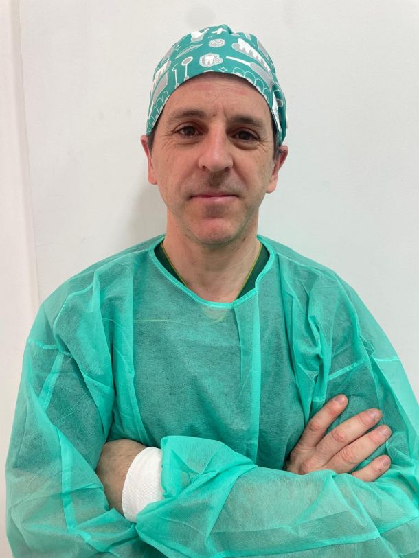 Retrato del Dr. Félix J. Martínez, implantólogo y periodoncista
